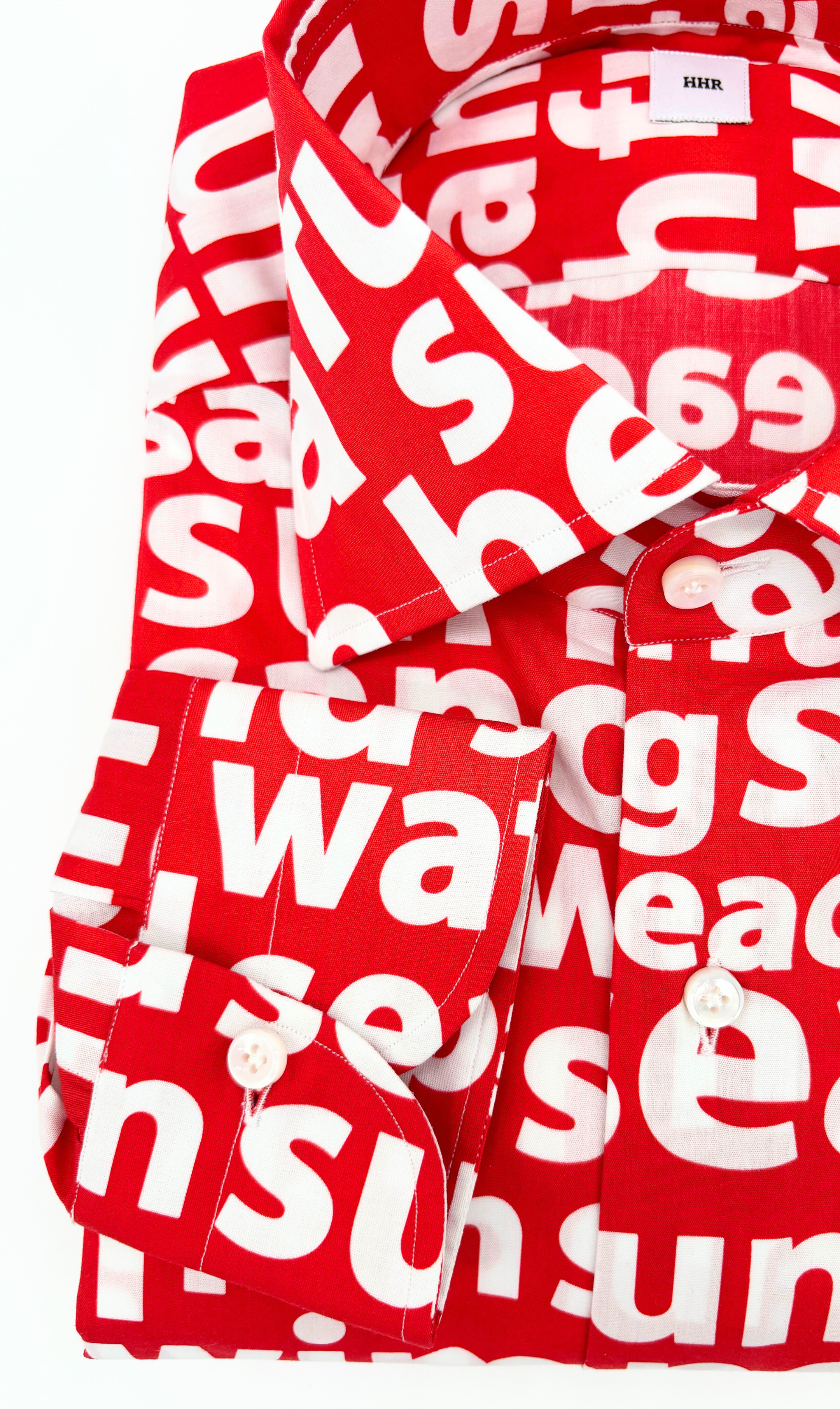 Manschetten und Perlmuttknöpfe des Slim-Fit-Hemds mit Surfer Schrift-Muster, gefertigt aus ägyptischer Baumwolle in Italien.