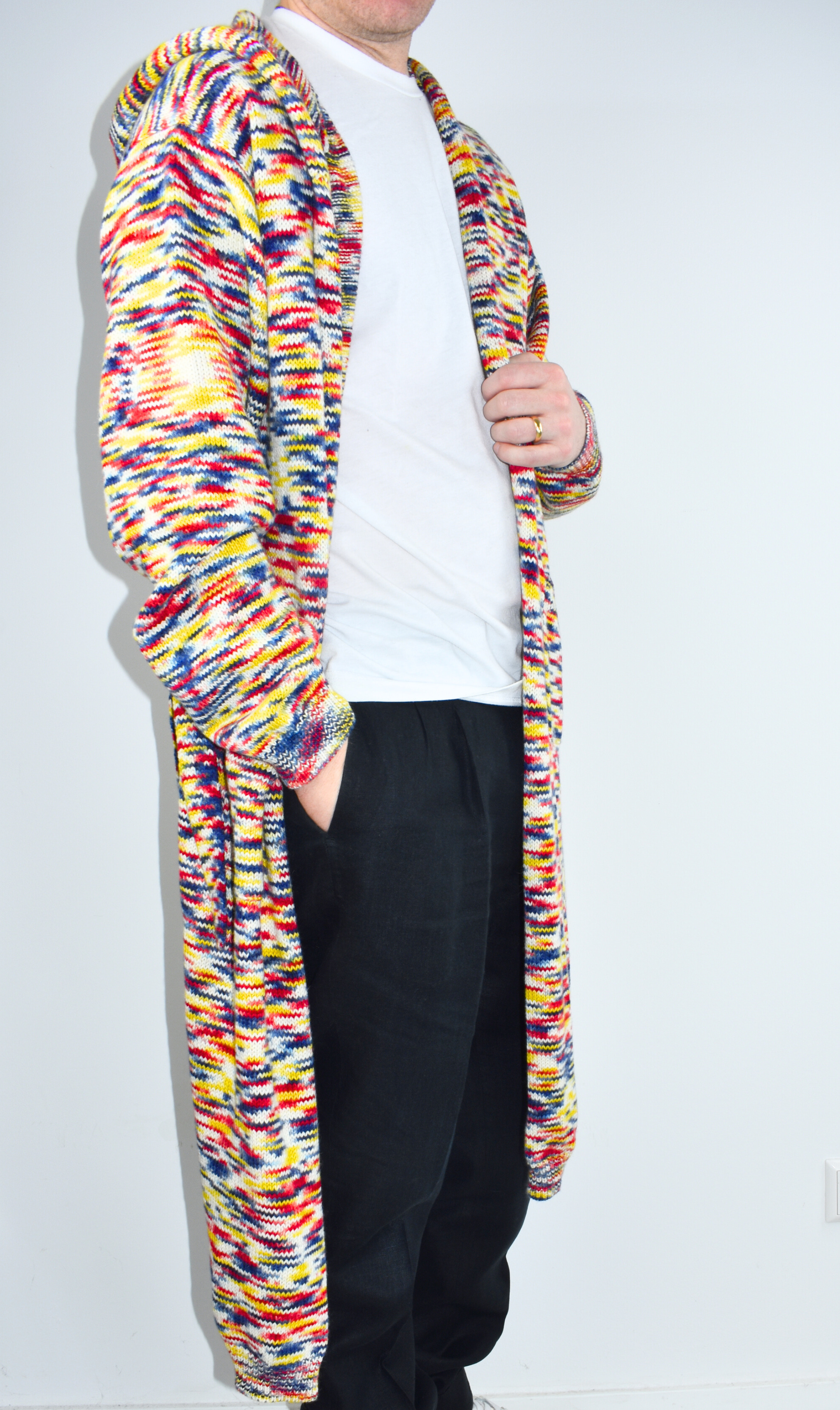 Seitenansicht der bunten Alpaka-Strickjacke für Herren– weiche, edle Stricktextur.