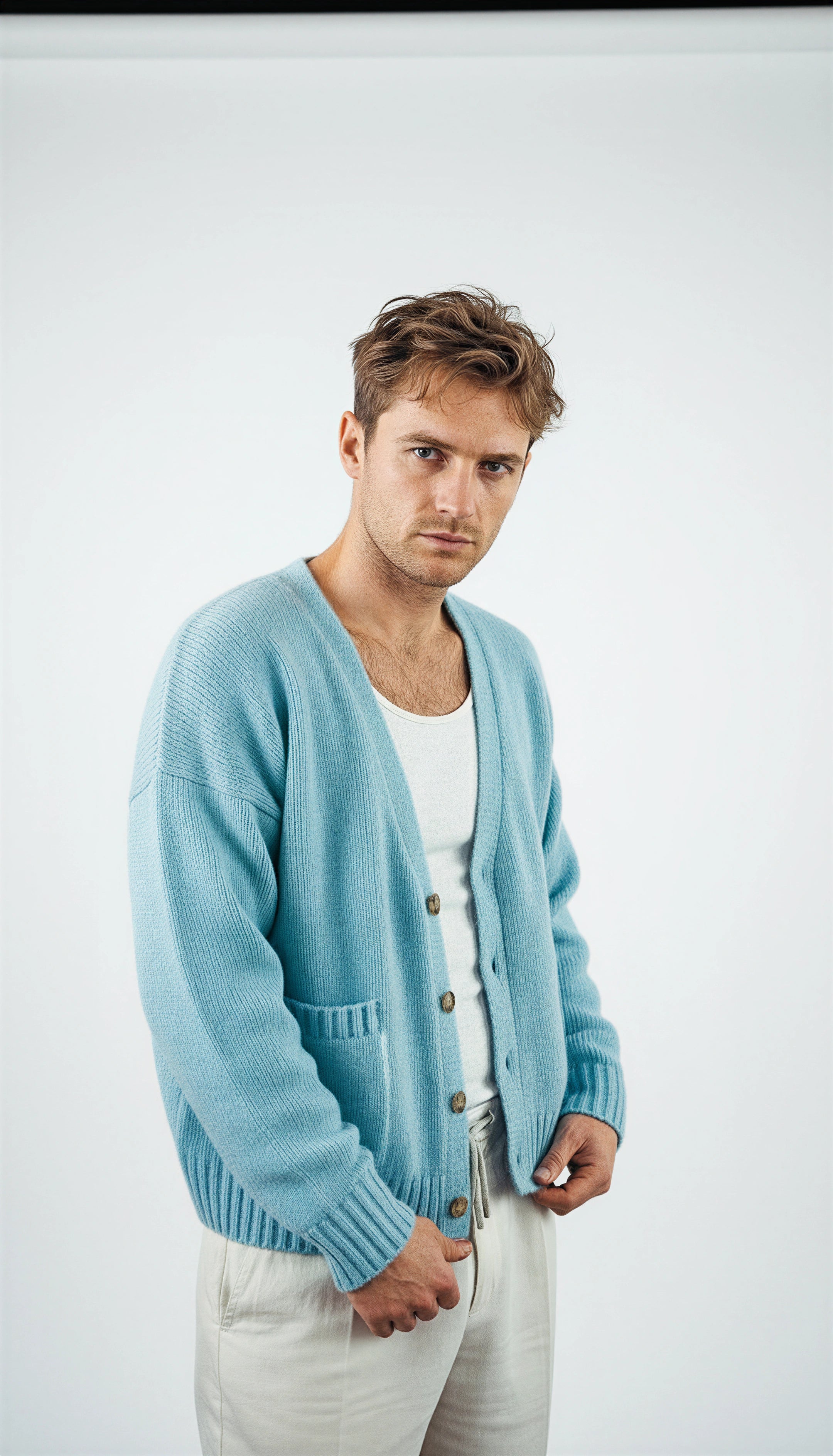 Strickjacke Handgemacht in Peru Baby Alpaka/Seide Slim Fit V-Ausschnitt Blau