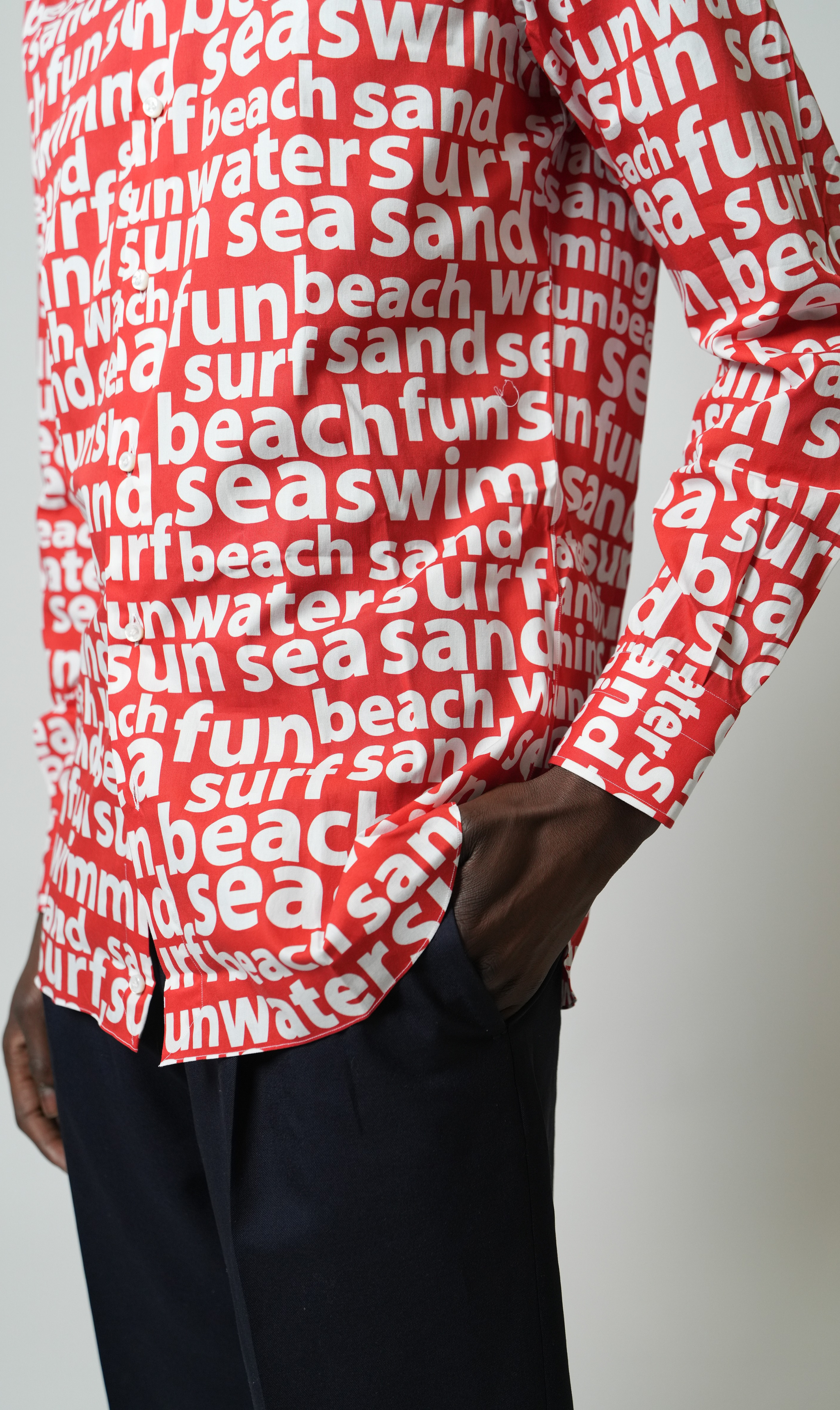 Saumansicht des Roten Print Slim Fit Herrenhemd am Model –  handgemacht in Italien – Henrik