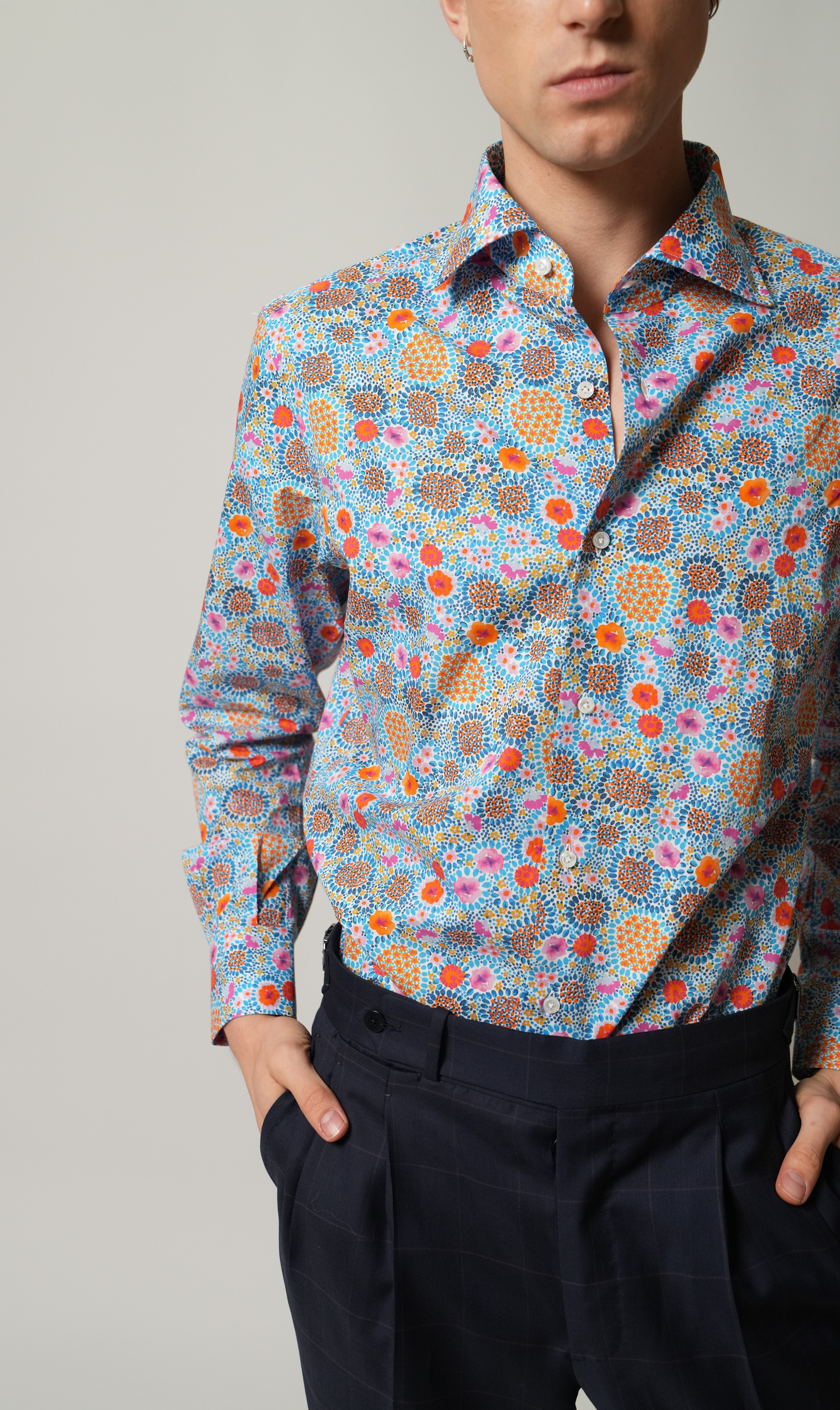 Detailansicht vom blauen Blumen Slim Fit Herrenhemd am Model –  handgemacht in Italien – Henrik