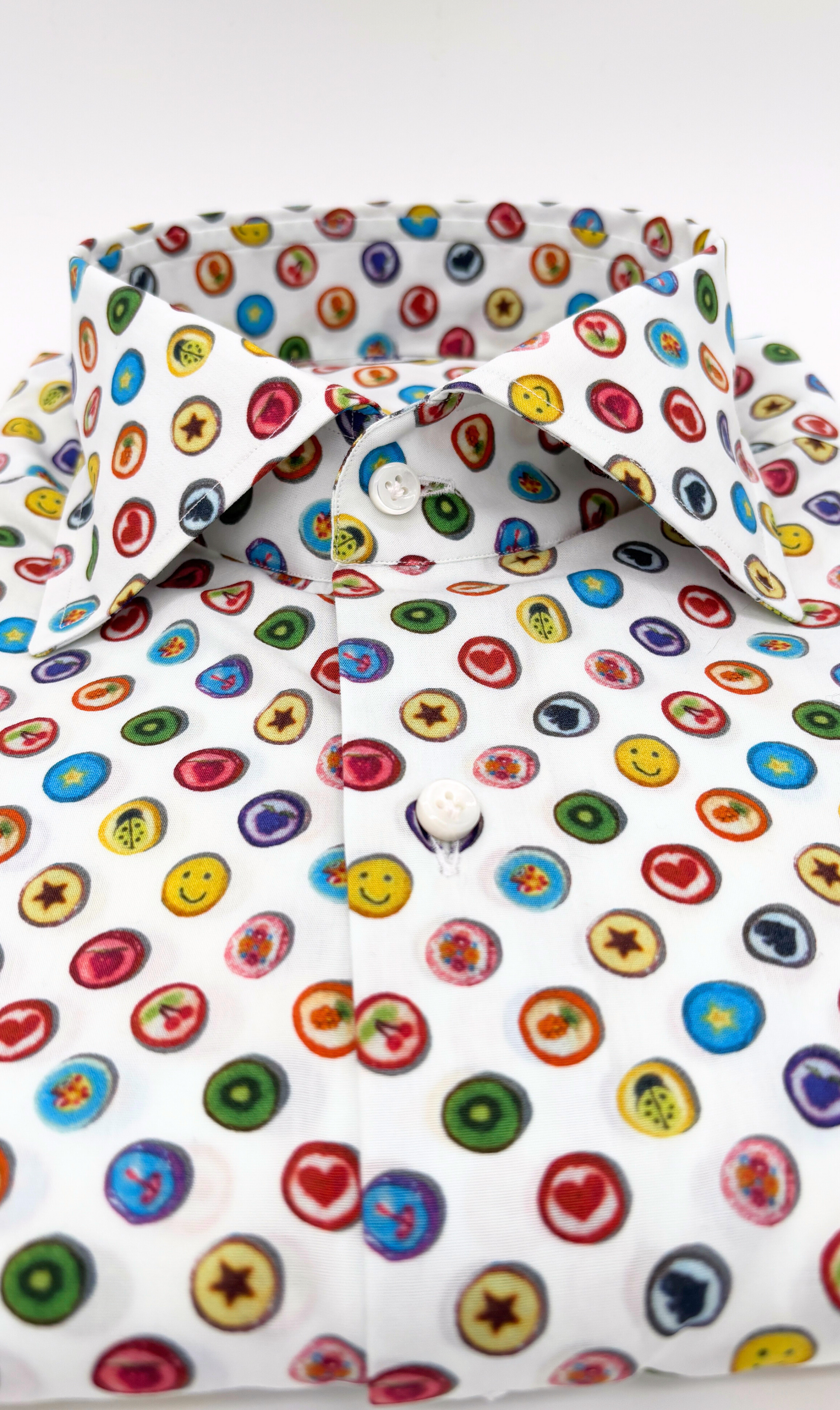 Detailansicht des Softcollar-Kragens und der runden Manschetten des nachhaltigen Herrenhemds mit bunten Knöpfen-Muster.