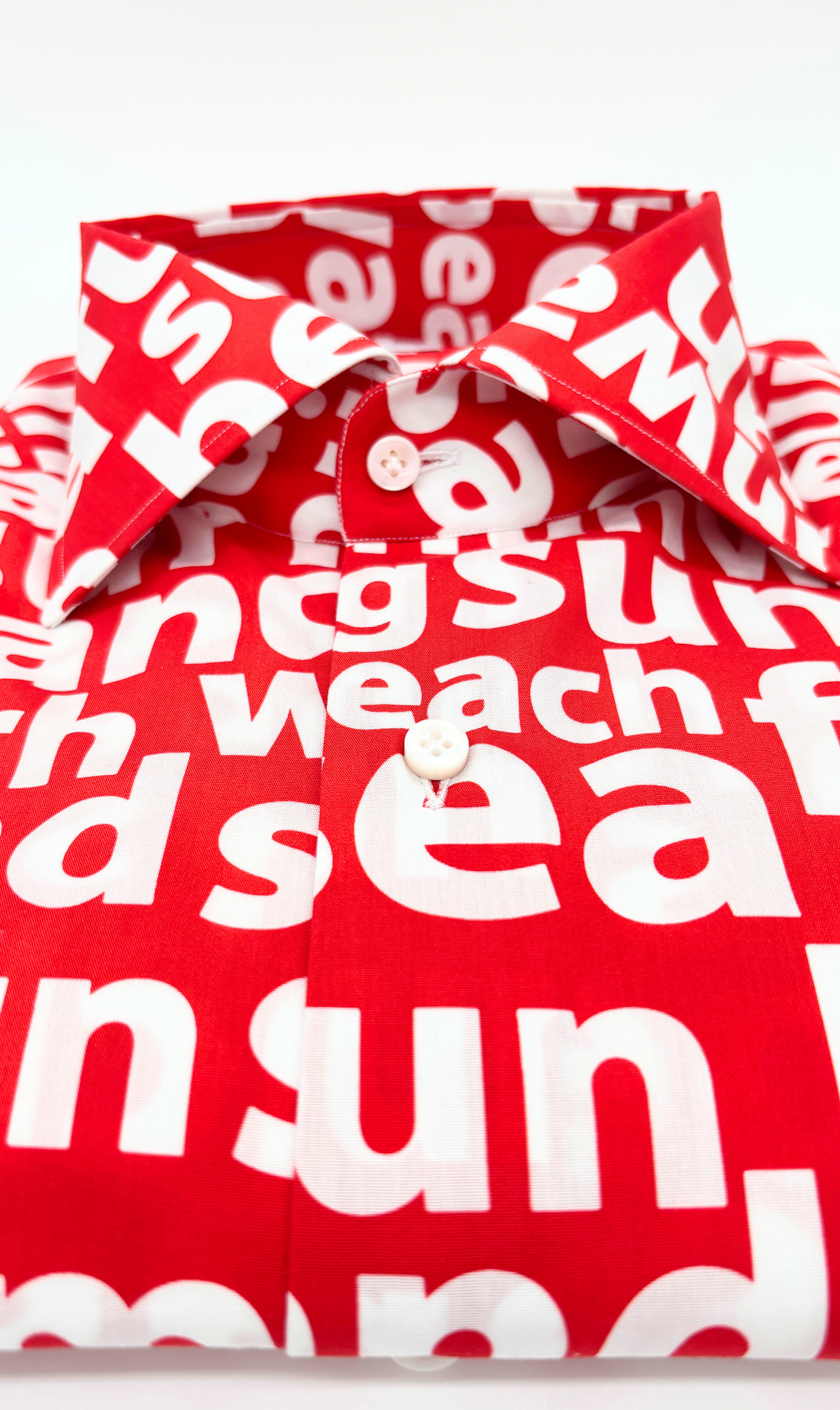 Detailansicht des Softcollar-Kragens und der runden Manschetten des handgefertigten Herrenhemds mit Surfer Schrift - Henrik