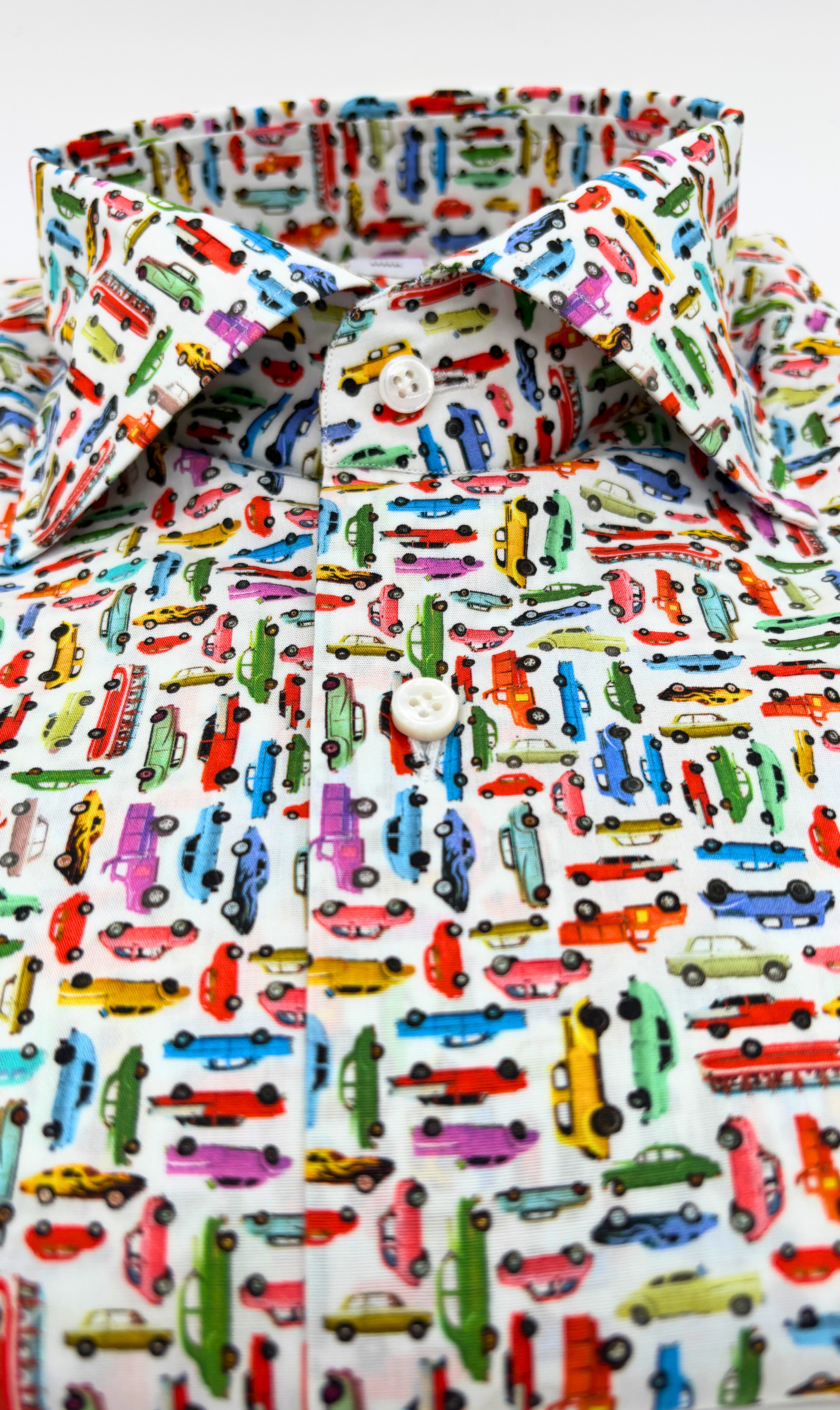 Detailansicht des Softcollar-Kragens und der runden Manschetten des nachhaltigen Herrenhemds mit Auto-Muster.