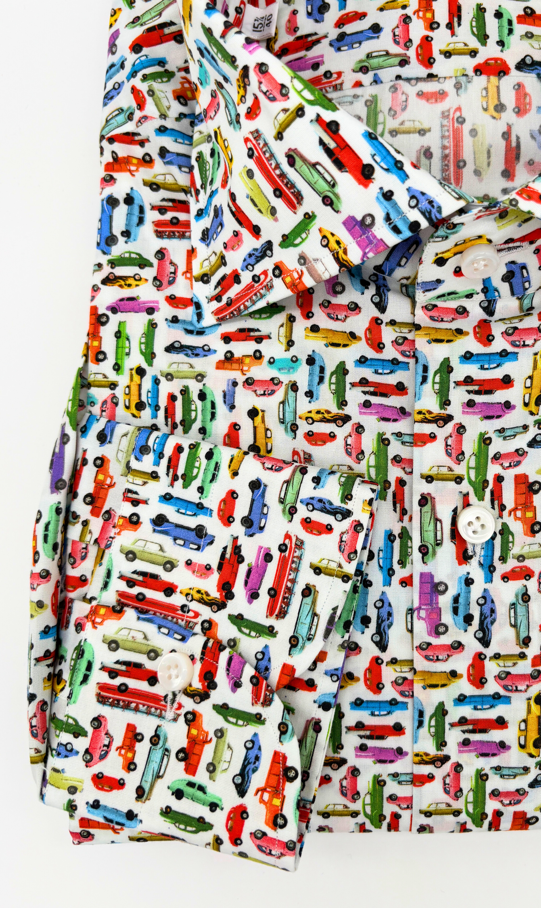 Manschetten und Perlmuttknöpfe des Slim-Fit-Hemds mit Auto-Muster, gefertigt aus ägyptischer Baumwolle in Italien.