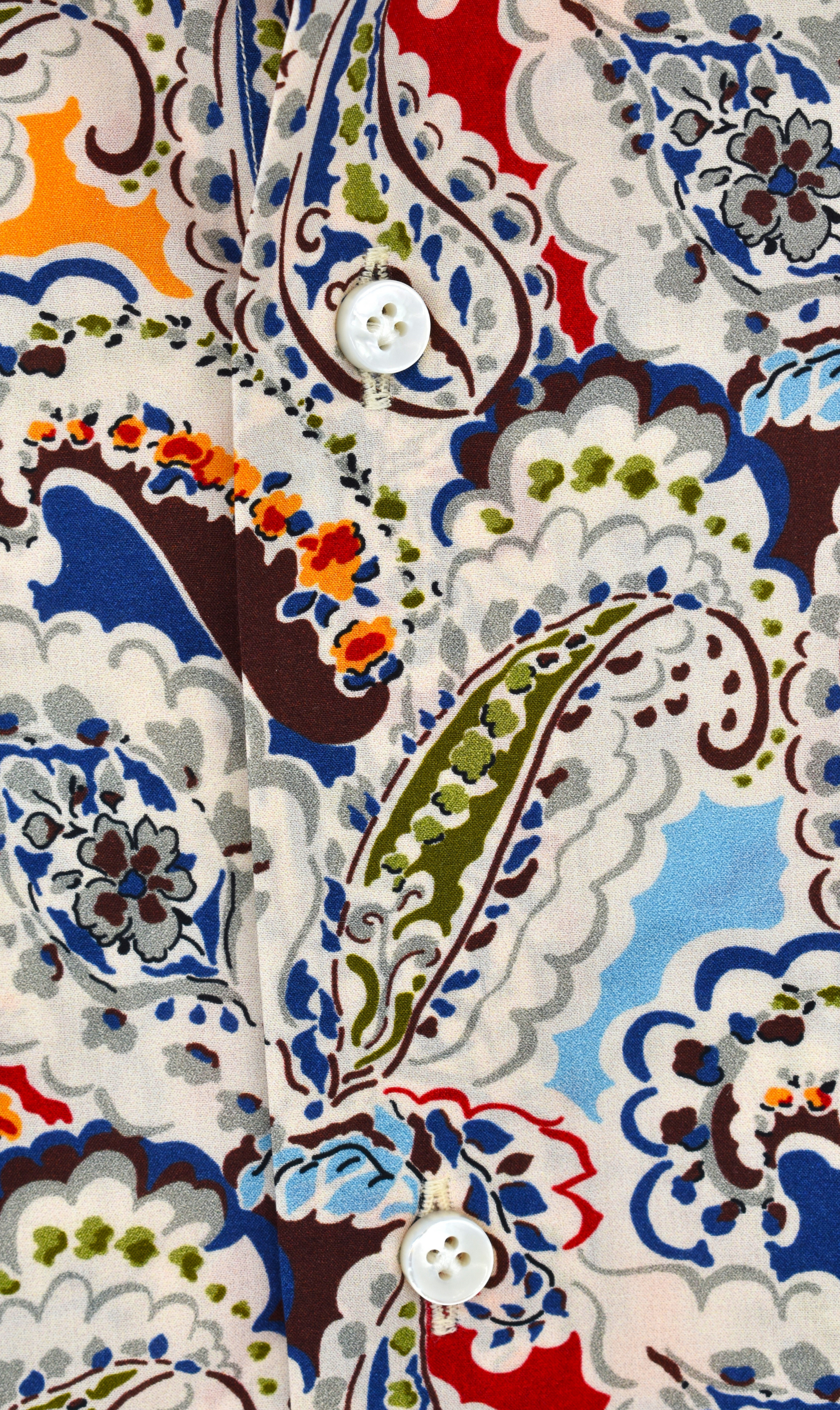 Nahaufnahme des Stoffes des Herrenhemdes Sartoriali No. 14 – Feine ägyptische Baumwolle aus Como, Italien für höchsten Tragekomfort.