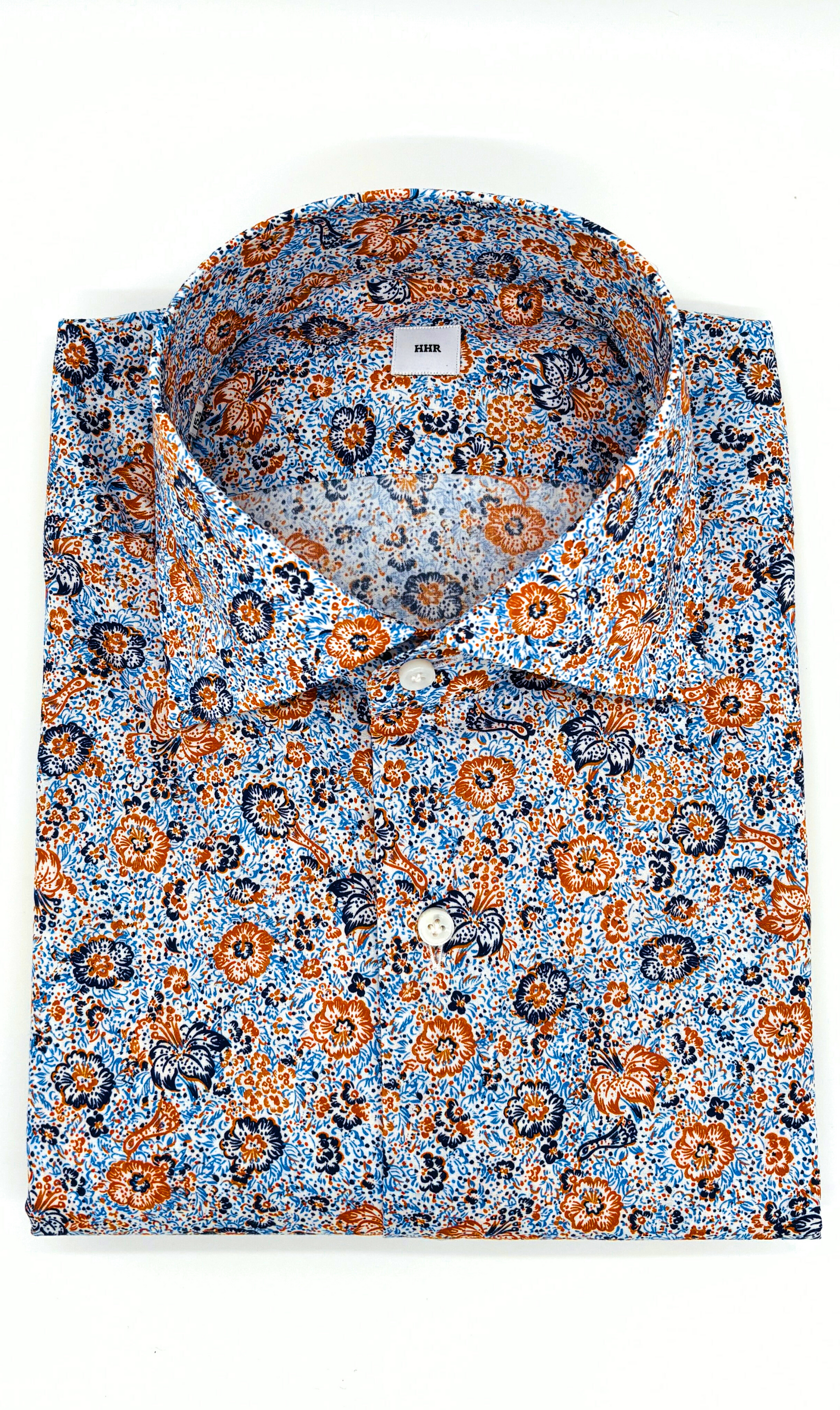 Nachhaltiges Herrenhemd mit blau orangenen Blumen-Muster, Slim-Fit-Schnitt, handgefertigt in Italien aus ägyptischer Baumwolle.
