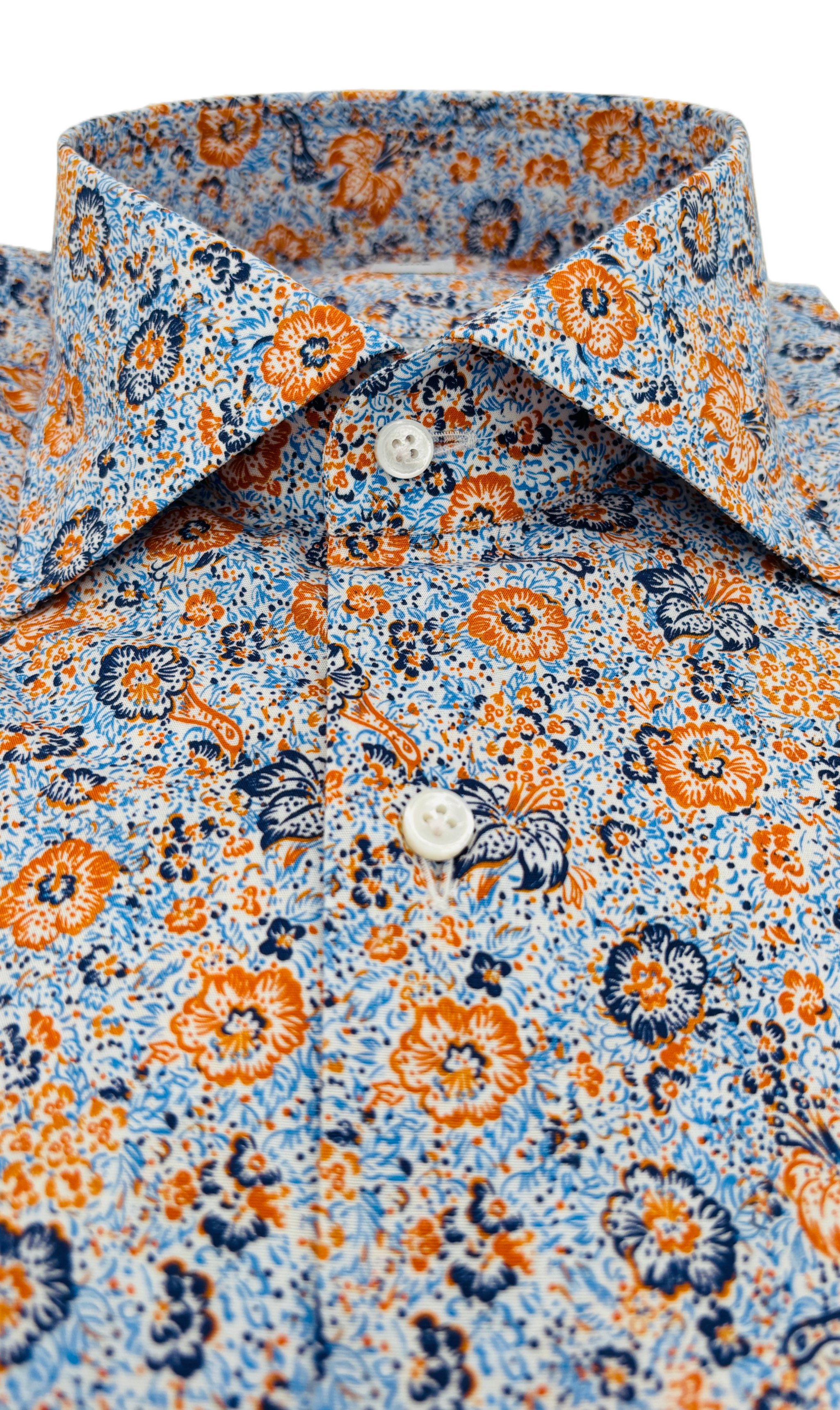 Detailansicht des Softcollar-Kragens und der runden Manschetten des nachhaltigen Herrenhemds mit orangenen blauen blumen-Muster.
