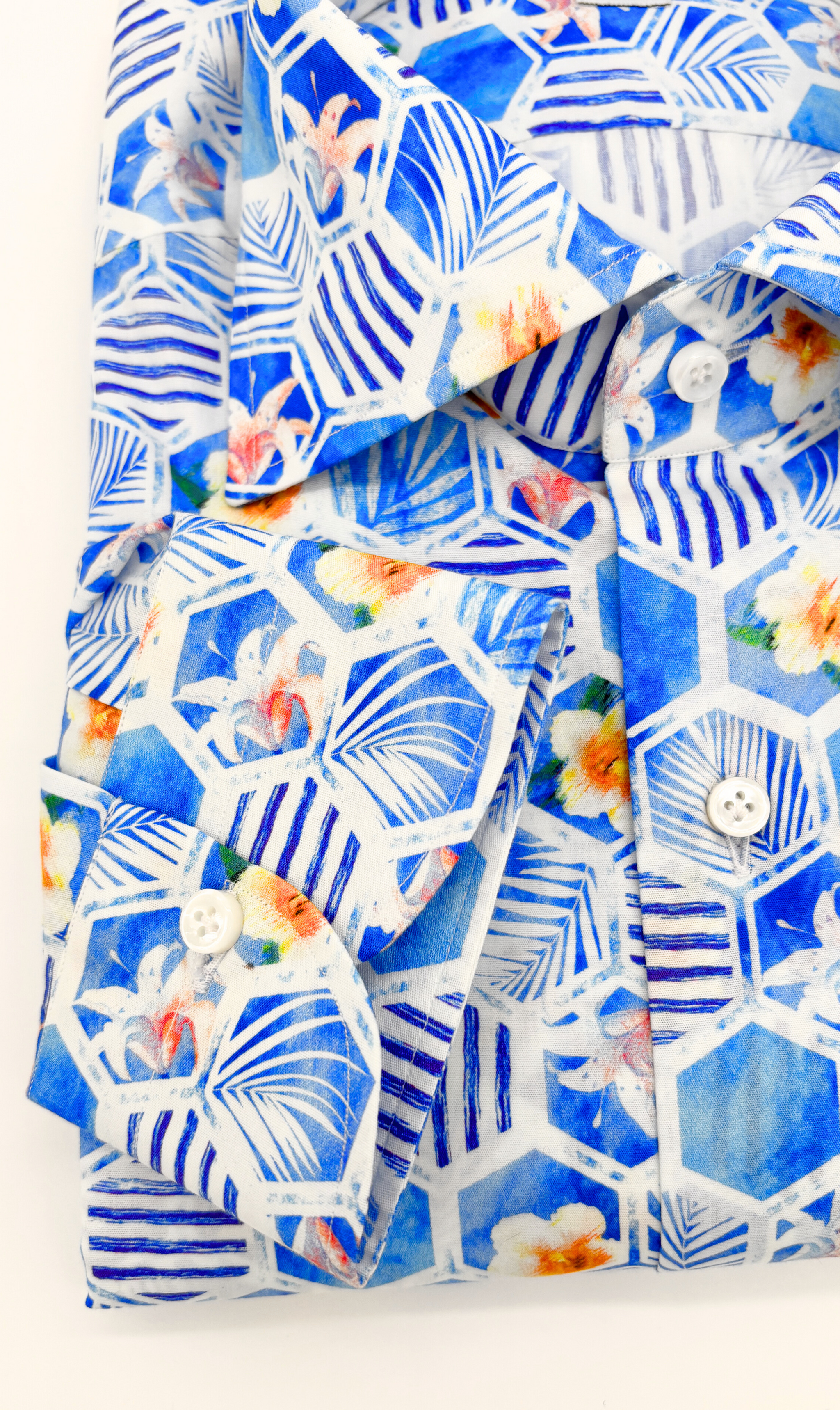 Manschetten und Perlmuttknöpfe des Slim-Fit-Hemds mit blauen blumen-Muster, gefertigt aus ägyptischer Baumwolle in Italien.