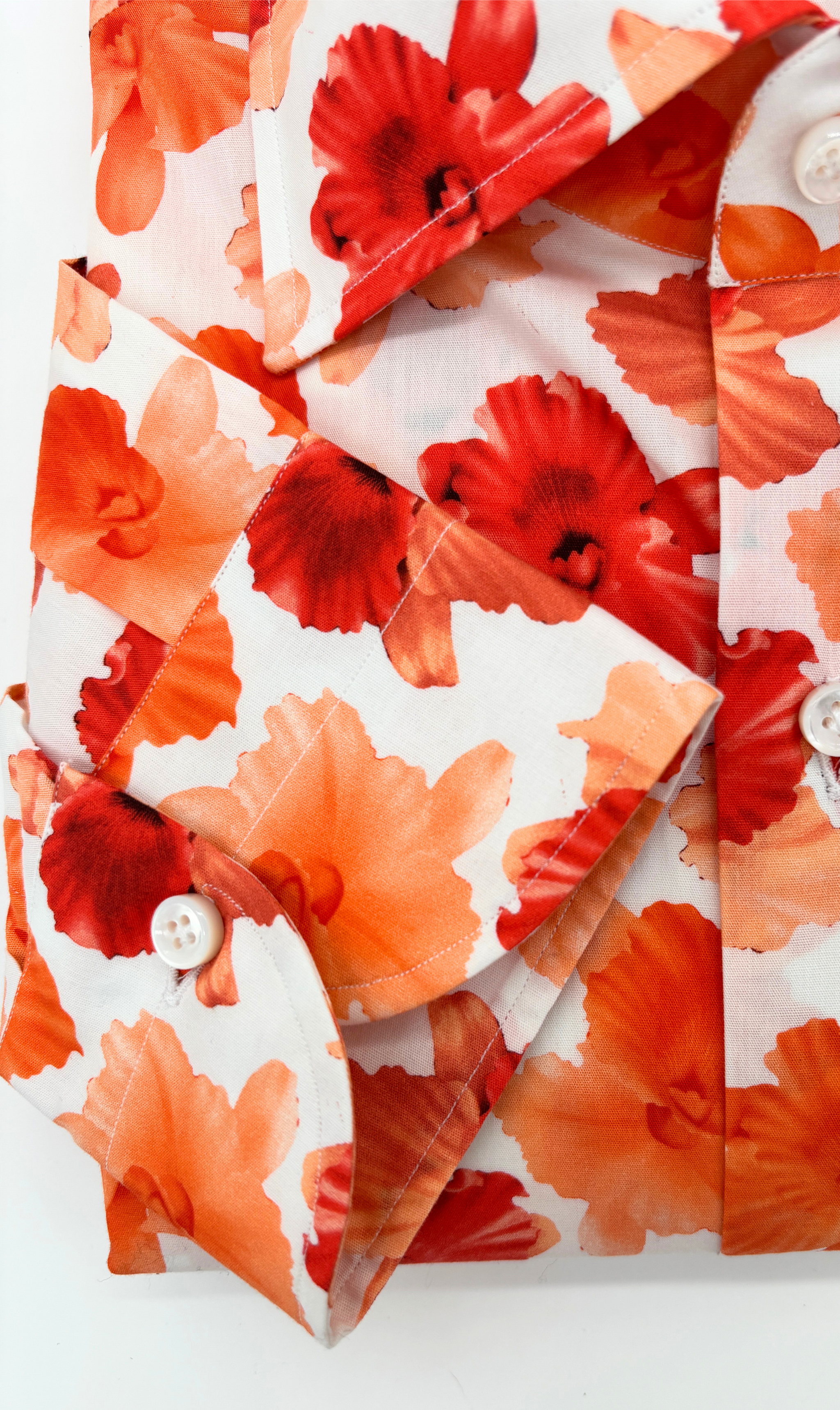 Manschetten und Perlmuttknöpfe des Slim-Fit-Hemds mit orangenem Blumen-Muster, gefertigt aus ägyptischer Baumwolle in Italien.