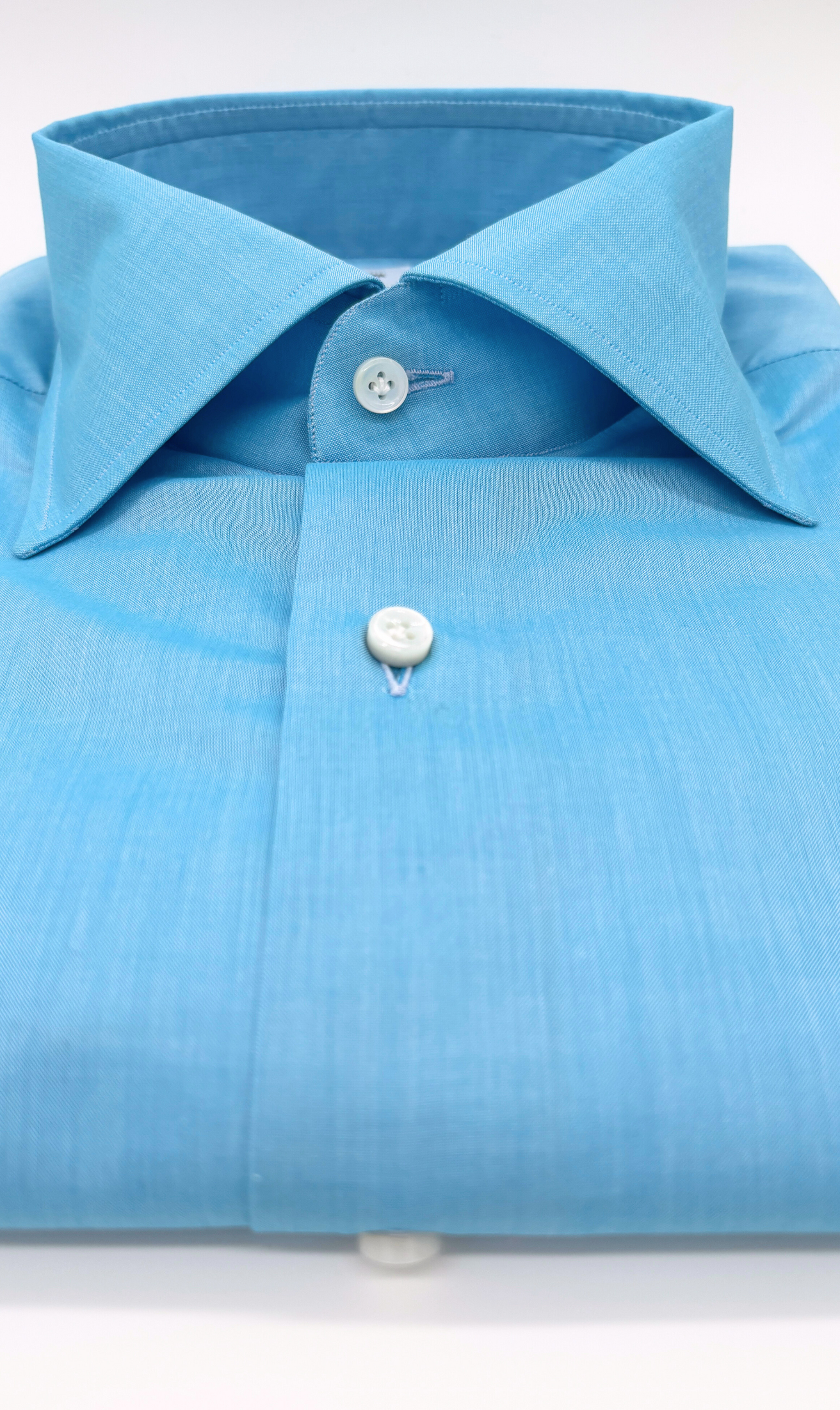 Nachhaltiges Herrenhemd in Blau, Slim-Fit-Schnitt, handgefertigt in Italien aus ägyptischer Baumwolle.